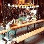 lichterkette-ueber-tisch-girlande-garnitur-tisch-mieten